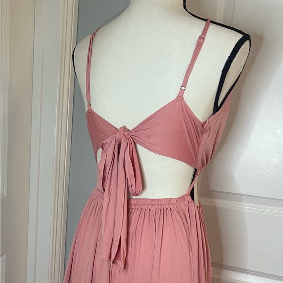 Peekaboo Maxi Dress 🌸 - Picture 6 of 9